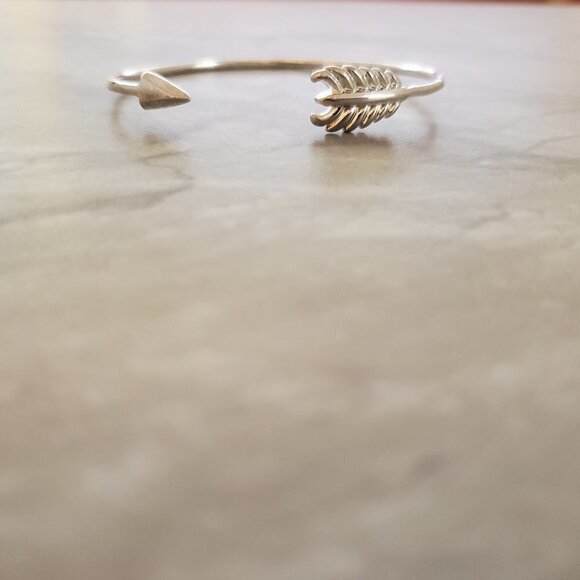 🏹 Stella and Dot Dainty Minimalist Gilded Arrow Cuff Bangle Bracelet 🏹 - Picture 1 of 6